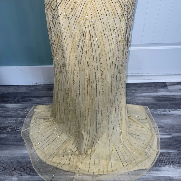 NEW Mac Duggal Beaded sleeveless faux wrap gown in buttercream size 12 - Picture 15 of 16